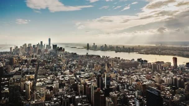 Epische weergave van Manhattan op de achtergrond van een dramatische hemel met de stralen van de zon — Stockvideo