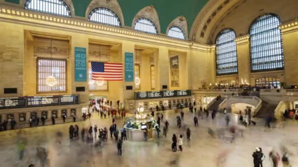 Nueva York, Estados Unidos, octubre de 2018: Lente ancha disparada Una multitud de pasajeros se mueve rápidamente alrededor de la Terminal de la Estación Central en Nueva York — Vídeos de Stock