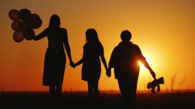 Anne kızı ve büyükanne birlikte gün batımını hayranlıkla. Aktif yaşlılar kavramı