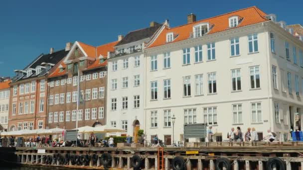 Копенгаген, Дания, июль 2018: Тур по каналам Копенгагена, лодка с туристами, плывущими вдоль узкого канала — стоковое видео