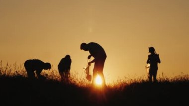 Bir grup gönüllü doğada çöp topluyor. Temiz çevre kavramı