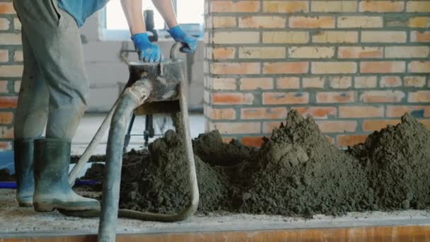 El constructor pone un mortero semi-seco para terminar el piso — Vídeos de Stock
