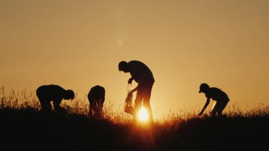 Bir grup gönüllü doğada çöp topluyor. Temiz çevre kavramı