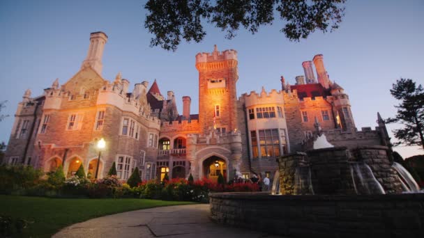 Торонто, Канада, жовтень 2017: знаменитий замок Каса Лома, один з найпопулярніших атракціонів Торонтоса. Ввечері гарно освітлене. — стокове відео