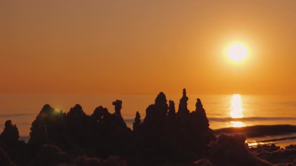 The sun goes over the towers of the sand castle. Mirage and fluctuation concept — Stock Video