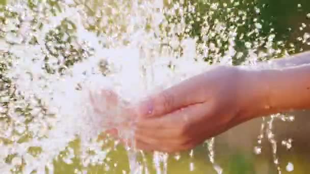 Ένα ρυάκι από καθαρό νερό πέφτει στην παλάμη του χεριού σας. Βίντεο αργής κίνησης — Αρχείο Βίντεο