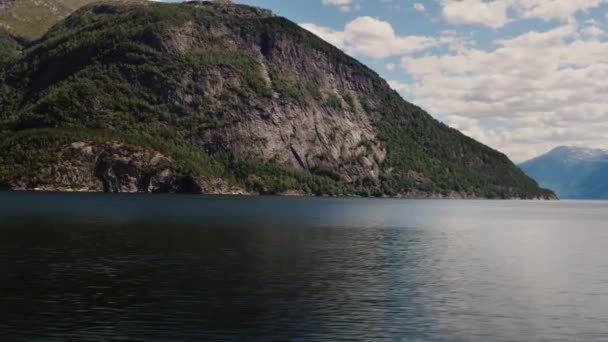 Величественные фьорды Норвегии, вид из окна машины — стоковое видео