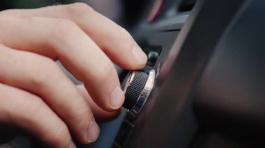 Erkek el araba radyo ayarını ayarlar
