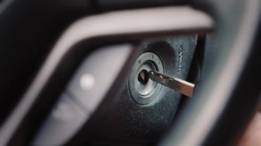Kontak anahtarı kuyuya yerleştiriliyor ve motoru çalıştırıyor.