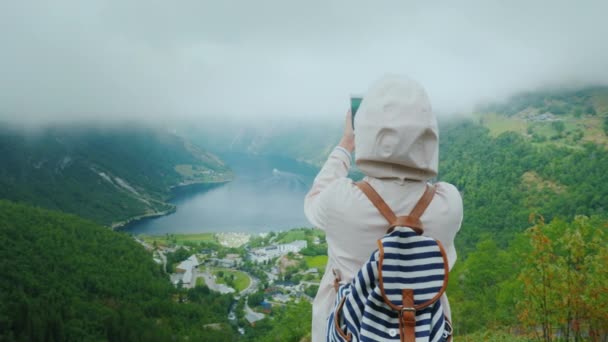Donna viaggiatore fotografie una vista panoramica del fiordo in Norvegia, un viaggio in Scandinavia — Video Stock