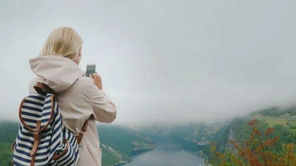 Nő utazó fénykép egy festői kilátás-ból fjord-ban Norvégia, egy utazás-hoz Skandinávia — Stock Fotó