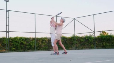 Annem tenis oynamayı öğretmeye çalışıyor. Aile aktiviteleri