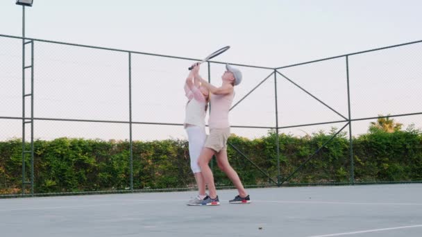 Mamma sta cercando di insegnare a giocare a tennis. Attività familiari — Video Stock