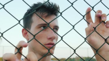 NET arkasında yorgun bir genç adam portresi