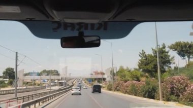 Antalya, Türkiye, Temmuz 2019: otobüslerin ön penceresinden Antalya Uluslararası Havaalanı 'na giden yola görünüm