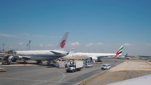 2019年7月,美国纽约:从飞机降落在机场的窗口看到其他飞机、地面服务和航站楼 — 图库视频影像
