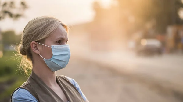 Kobieta w bandażu gazy jest na zakurzonych drogach. Koncepcja środowiskowa i ekologiczna — Zdjęcie stockowe