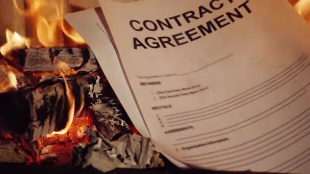 Şöminede Yakılan kağıt sözleşmesi — Stok video