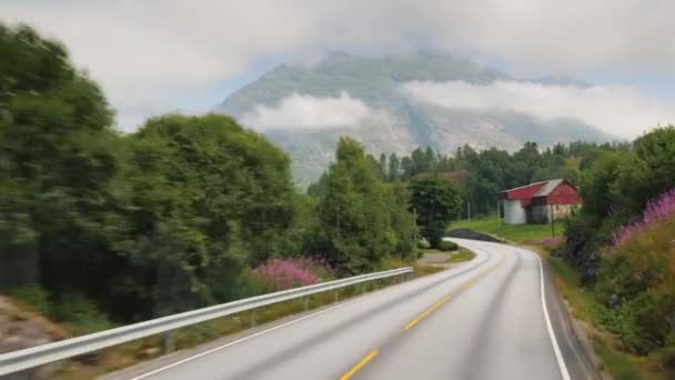 Kör längs den vackra vägen bland bergen i Norge. Pov vy från bussfönstret — Stockvideo