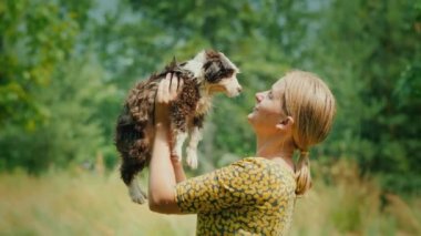 Bir evcil hayvan ile yağmurda oynarken mutlu köpek sahibi