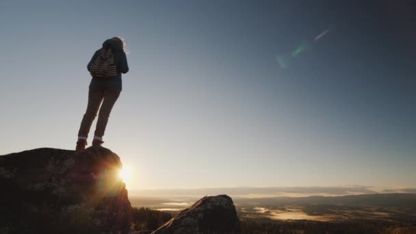 Turista mujer en la cima de la montaña al amanecer. Personas activas y sanas — Vídeos de Stock