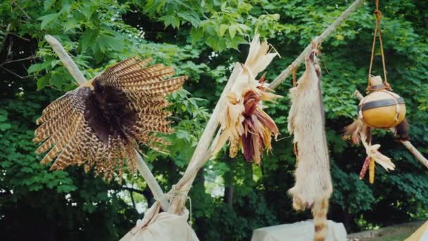 Feather ékszerek, a hagyományos Wigwam étkészlet-a hagyományos otthona az indiánok — Stock videók