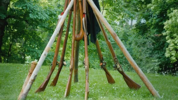 Una pirámide de viejos rifles de pie en el bosque. Campamento durante el desarrollo del continente americano y las guerras con los indios — Vídeos de Stock