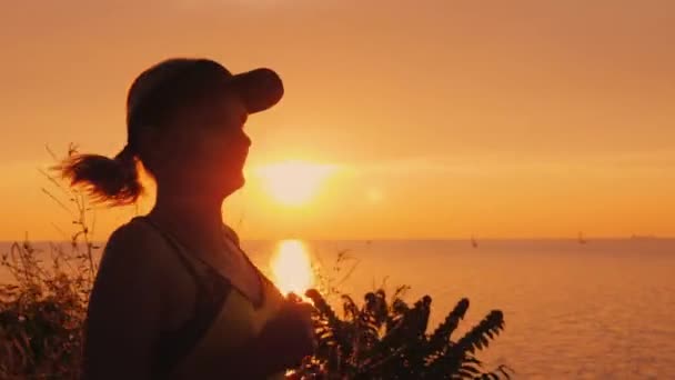 Jovem mulher saudável correndo no fundo do mar e do pôr do sol — Vídeo de Stock