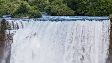 Majestic Niagara Şelalesi, Kanada kıyılarından manzara. New York Eyaleti Simgesel Yapı