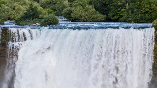 Majestic Niagara Falls, widok z kanadyjskiego wybrzeża. Nowy Jork State Landmark — Zdjęcie stockowe