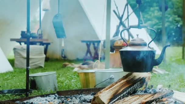 Еда готовится на костре в палаточном городке в лесу . — стоковое видео