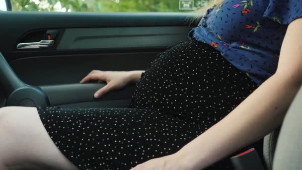 Femme enceinte méconnaissable dans la ceinture de sécurité de voiture de tourisme — Video