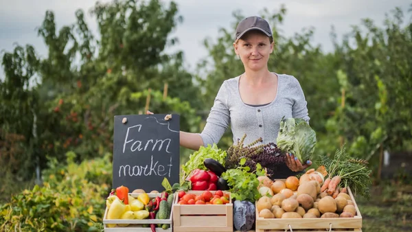 Çiftçi pazarında sebze satan bir kadının portresi. — Stok fotoğraf