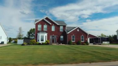 Tipik Amerikan banliyöleri boyunca sürücü - bakımlı çimenler ve evler