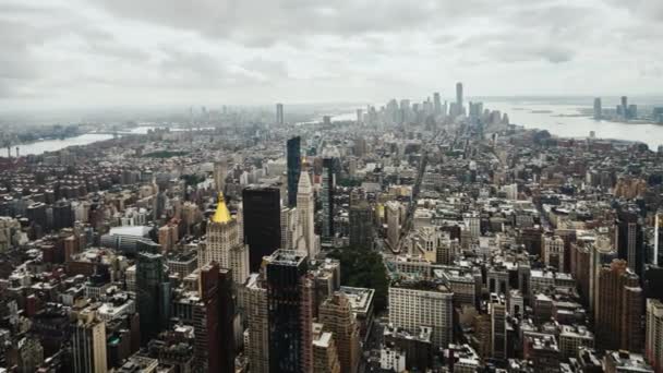 Паннинг видео с делового района Манхэттена в Нью-Йорке. Вид с воздуха — стоковое видео