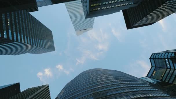 Drive between the walls of the skyscrapers in the center of New York, lower angle — Stock Video