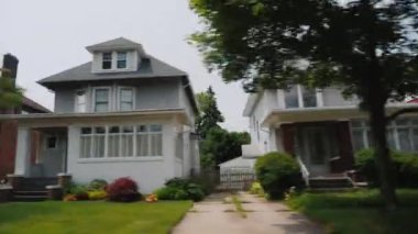 Tipik bir Amerikan mahallesi boyunca ride. Araç penceresinden görünüm