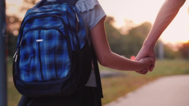 Genç bir adam kızını eliyle okula götürür. — Stok video