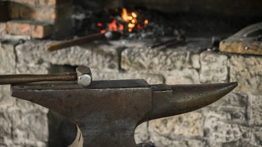 Çekiç örsüzerinde eski bir çatalda yatıyor. Antik el sanatları