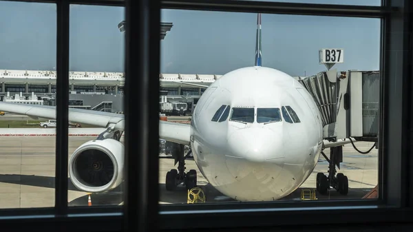 Vista del enorme avión de pasajeros desde la ventana del terminal —  Fotos de Stock