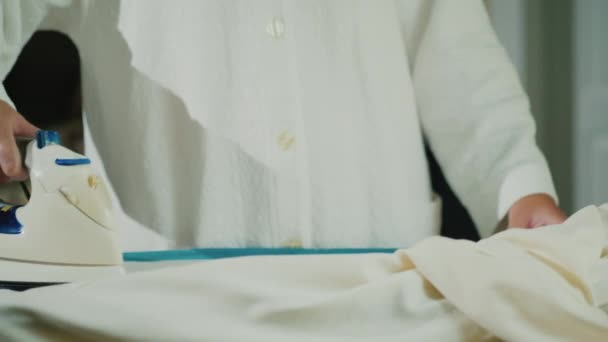 アイロンをかけた服を着た女性の手 — ストック動画