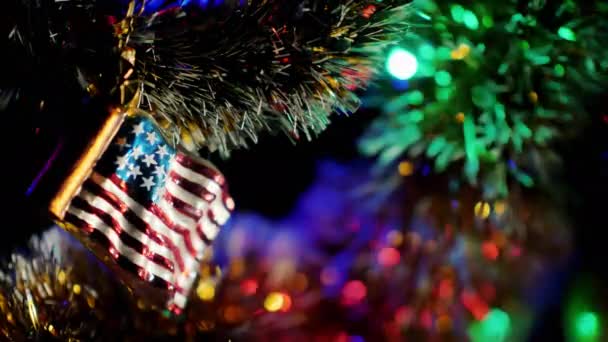 Giocattolo sotto forma di bandiera americana su un albero di Natale — Video Stock