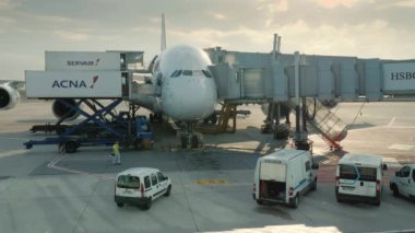 Paris, Fransa, Charles de Gaulle Airport, Eylül 2018: Havaalanı yer hizmetleri uçak kalkış için hazırlıyoruz