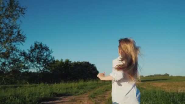 Un bambino felice sta correndo con un aeroplano di carta in mano. Concetto infanzia felice — Video Stock