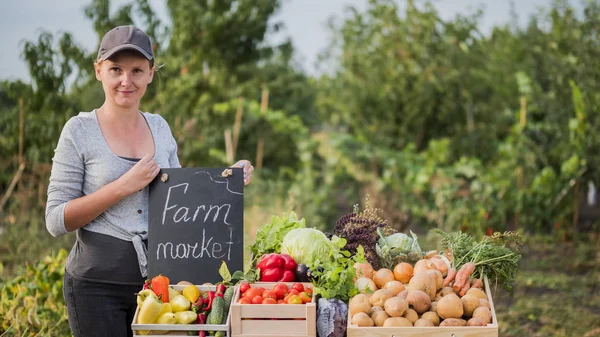 Vendedora de mulheres no mercado de agricultores. Comércio de produtos hortícolas frescos — Fotografia de Stock
