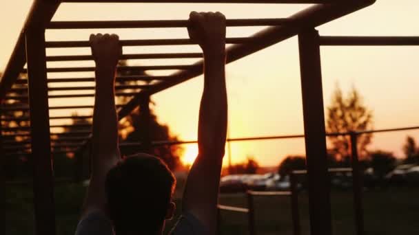 Nastolatek trenowanie na schodach, palcowania Crossbars. Trening uliczny i Sport wśród młodzieży — Wideo stockowe