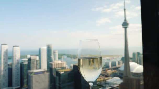 Toronto, Ontaroi, Canada, luglio 2019: Alza un bicchiere di champagne vicino alla finestra dove puoi vedere la famosa CN Tower - un simbolo di Toronto — Video Stock