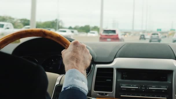 Mani di un uomo d'affari sul volante di un'auto di lusso — Video Stock