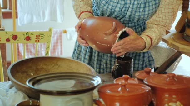 La mujer hace mantequilla casera a la antigua manera tradicional — Vídeo de stock