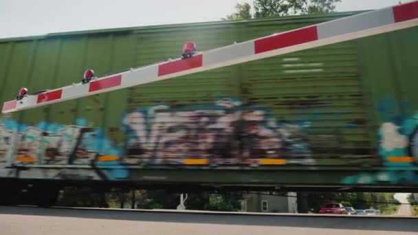 Pociąg przemiesza się za barierą kolejową — Wideo stockowe
